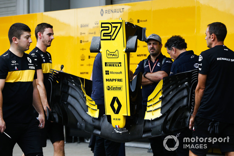 Reanult mechanics with a front wing from the car of Nico Hulkenberg, Renault Sport F1 Team R.S. 18