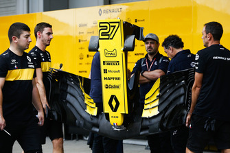 Meccanici Reanult con un'ala anteriore della monoposto di Nico Hulkenberg, Renault Sport F1 Team R.S. 18