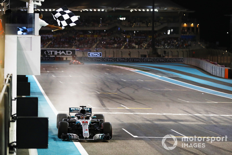 Lewis Hamilton, Mercedes AMG F1 W09 EQ Power+, melintasi bendera finis