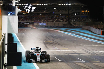 Lewis Hamilton, Mercedes AMG F1 W09 EQ Power+, prende la bandiera a scacchi e vince davanti a Sebastian Vettel, Ferrari SF71H
