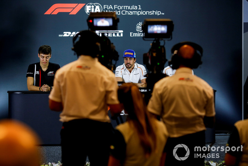 George Russell, Williams Racing y Fernando Alonso, McLaren en la conferencia de prensa