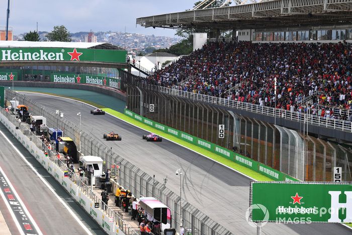 Esteban Ocon, Racing Point Force India VJM11, Fernando Alonso, McLaren MCL33 and Marcus Ericsson, Sauber C37 battle 