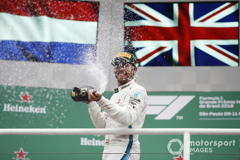 Lewis Hamilton, Mercedes AMG F1, festeggia sul podio con lo champagne