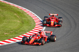 Sebastian Vettel, Ferrari SF71H, voor Kimi Raikkonen, Ferrari SF71H