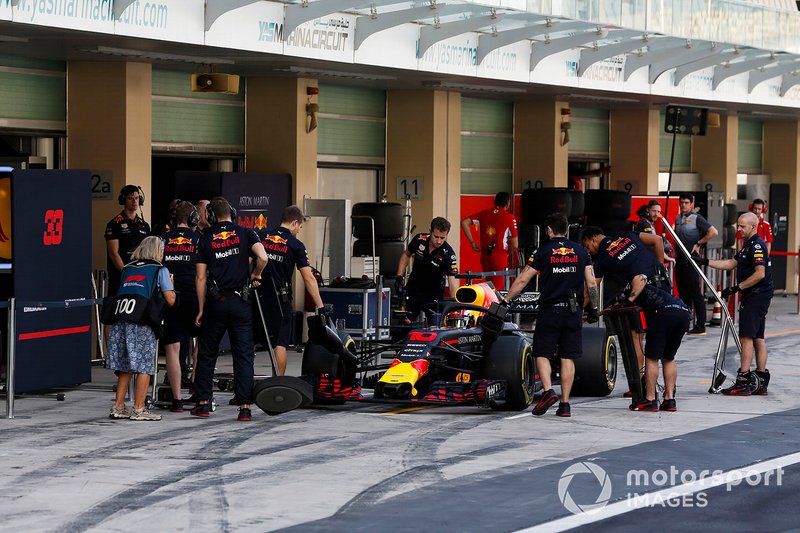 Pierre Gasly, Red Bull Racing RB14, s'arrête à son stand