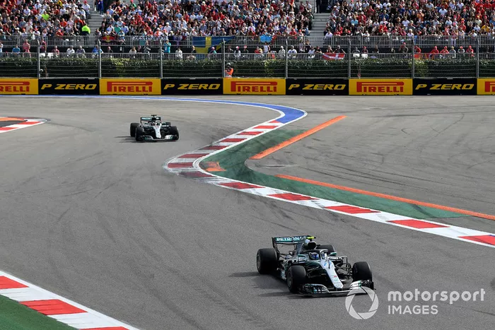 Valtteri Bottas, Mercedes AMG F1 W09 y Lewis Hamilton, Mercedes AMG F1 W09
