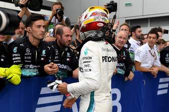 Lewis Hamilton, Mercedes AMG F1 et ses mécaniciens dans le Parc Fermé