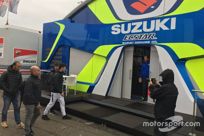 Joan Mir a su llegada a Suzuki en el paddock de Cheste, Valencia