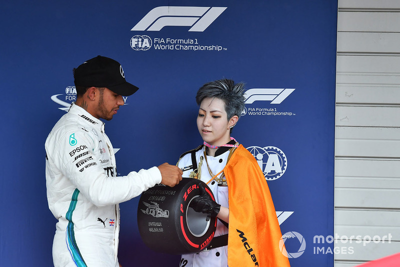 Lewis Hamilton, Mercedes AMG F1, riceve il Pirelli Pole Position Award