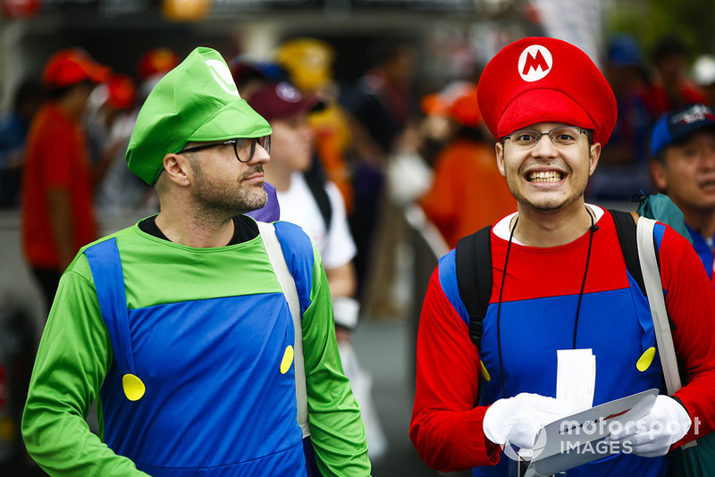 Fans disfrazados de personajes de Nintendo Mario y Luigi