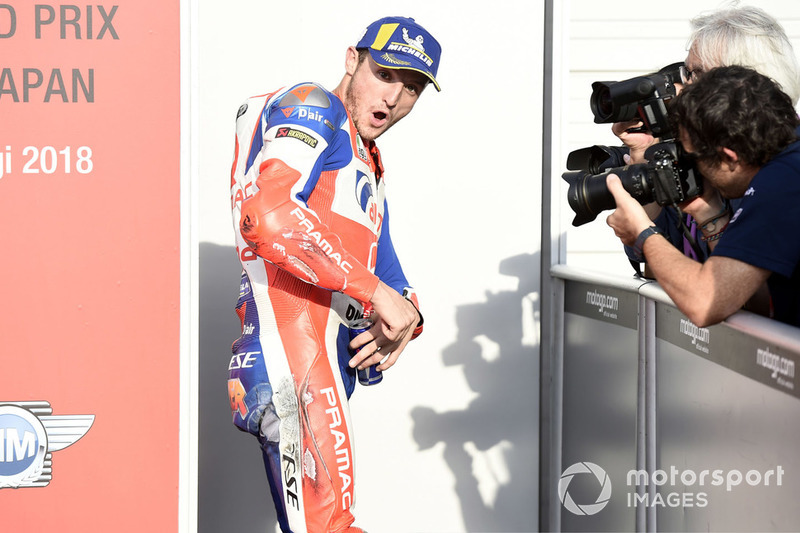 Джек Міллер, Pramac Racing, вказує на пошкоджений в аварії комбінезон