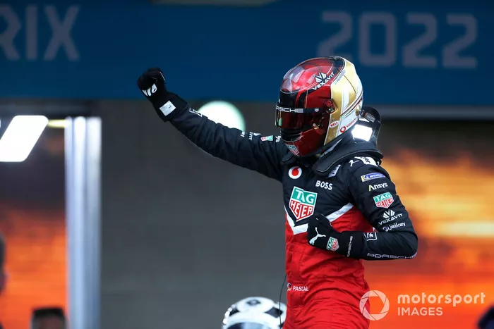 Ganador Pascal Wehrlein, Porsche celebra en Parc Ferme