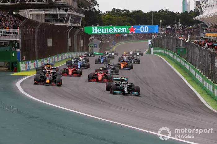 Valtteri Bottas, Mercedes W12, Max Verstappen, Red Bull Racing RB16B, Sergio Pérez, Red Bull Racing RB16B, Carlos Sainz Jr., Ferrari SF21, y el resto de la parrilla en la salida