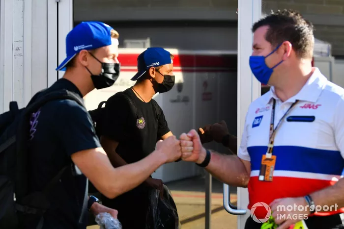 Mick Schumacher, Haas F1, saluda a Peter Crolla