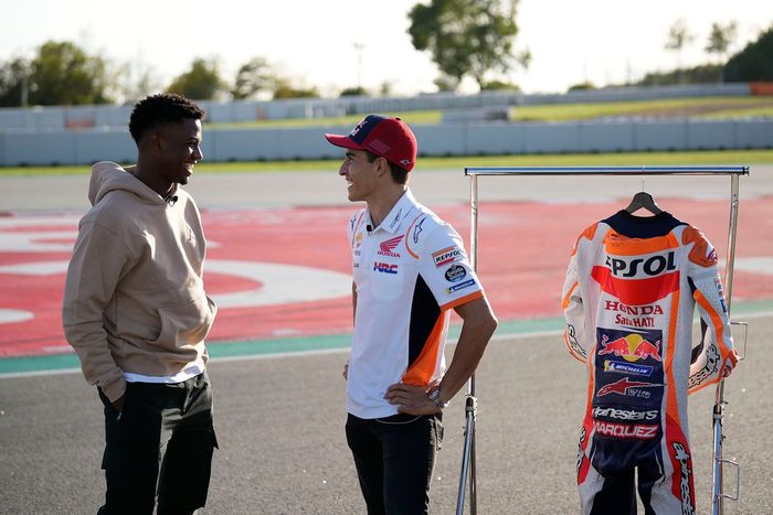 Ansu Fati, FC Barcelona, y Marc Márquez, Repsol Honda Team