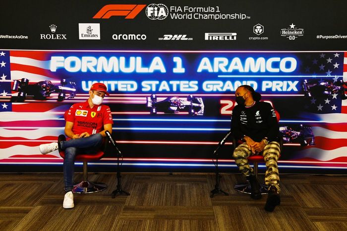 Charles Leclerc, de Ferrari, y Lewis Hamilton, de Mercedes, en la rueda de prensa de pilotos