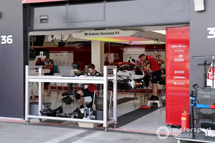 Mecánicos de Alfa Romeo Racing trabajan en el coche de Antonio Giovinazzi, Alfa Romeo Racing C41 