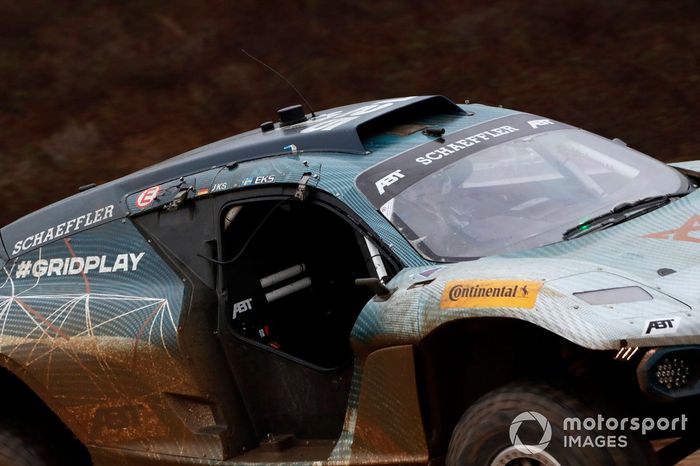 La puerta que falta en el coche de Jutta Kleinschmidt, Mattias Ekstrom, ABT CUPRA XE 