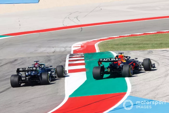 Lewis Hamilton, Mercedes W12, pasa mientras Max Verstappen, Red Bull Racing RB16B, se va de largo
