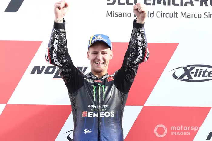 El campeón del mundo Fabio Quartararo, Yamaha Factory Racing, celebra con su equipo