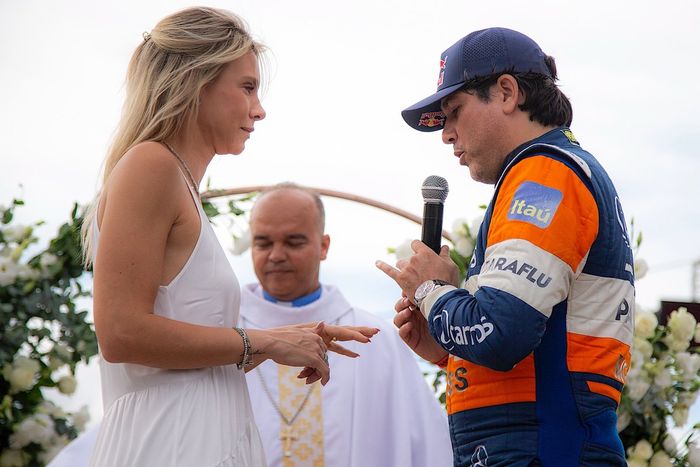 Cacá Bueno renova votos de casamento no autódromo com esposa Talita