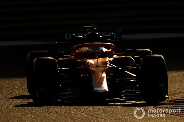 Lando Norris, McLaren MCL35M adaptado (muleto) con los Pirelli de 18 pulgadas 