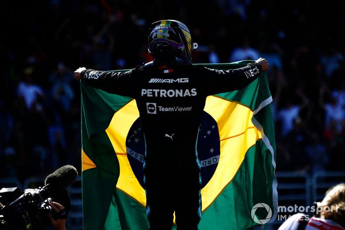 Ganador Lewis Hamilton, Mercedes, celebra en Parc Ferme