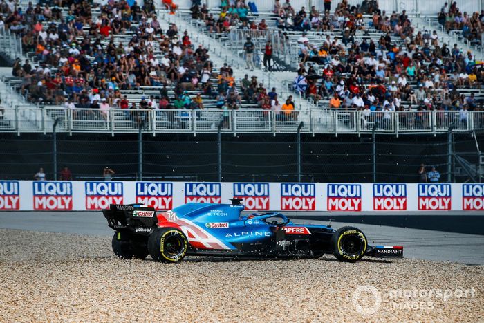 Fernando Alonso, Alpine A521, en la grava