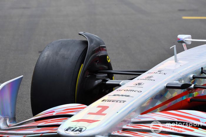 Detalle del frente y la rueda delantera del coche de Fórmula 1 2022 