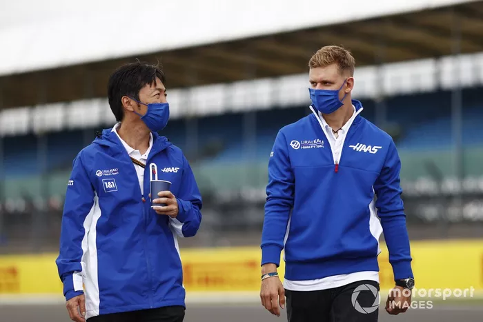 Mick Schumacher, Haas F1, y Komatsu Ayao, ingeniero de Haas