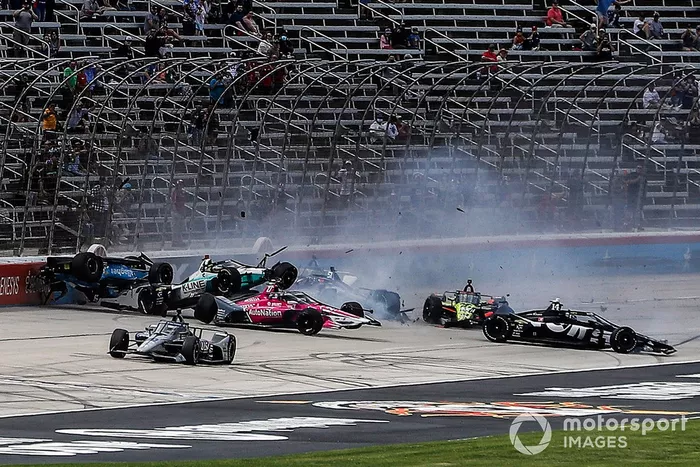 Choque al inicio de la carrera