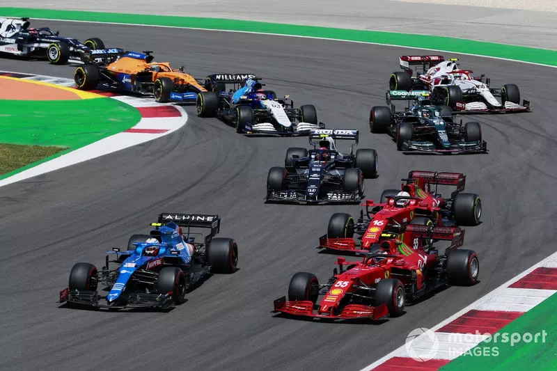 Esteban Ocon, Alpine A521, Carlos Sainz Jr., Ferrari SF21, Charles Leclerc, Ferrari SF21, Pierre Gasly, AlphaTauri AT02, Sebastian Vettel, Aston Martin AMR21, Antonio Giovinazzi, Alfa Romeo Racing C41, e George Russell, Williams FW43B