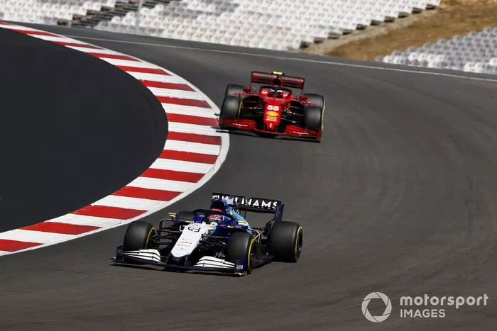 George Russell, Williams FW43B, Carlos Sainz Jr., Ferrari SF21