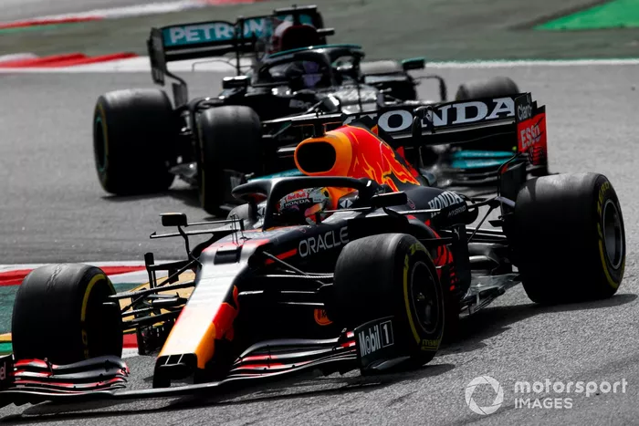 Max Verstappen, Red Bull Racing RB16B Lewis Hamilton, Mercedes W12 
