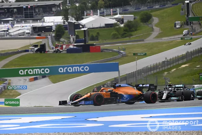 Daniel Ricciardo, McLaren MCL35M, Valtteri Bottas, Mercedes W12 