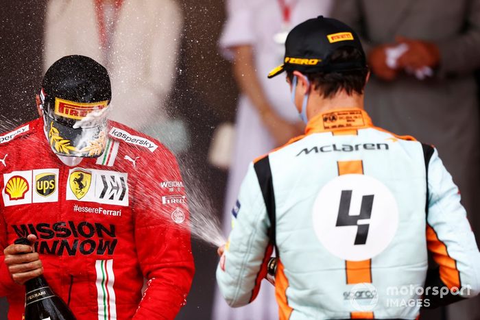 Podio: segundo lugar Carlos Sainz Jr., Ferrari, y tercer lugar Lando Norris de McLaren