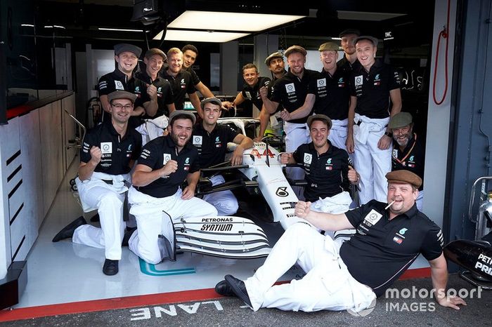 Miembros de Mercedes AMG F1 en la sesión de fotos del 125º aniversario de Mercedes