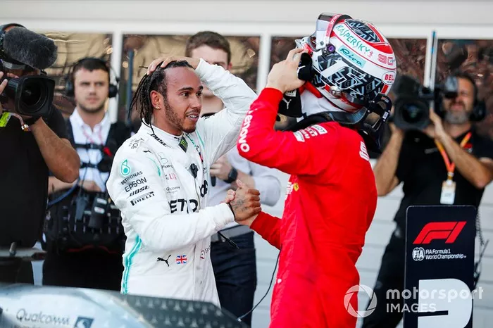 Ganador de la carrera Lewis Hamilton, Mercedes AMG F1, y Charles Leclerc, Ferrari 
