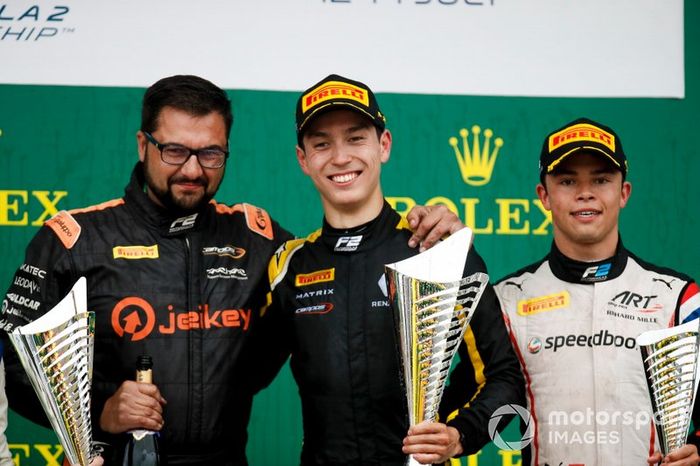 Race winner Jack Aitken, Campos Racing celebrates with Nyck De Vries, ART Grand Prix on the podium with the trophy 