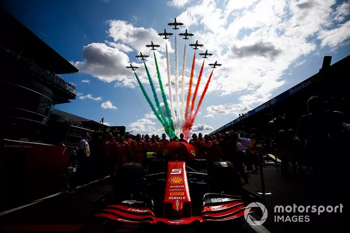 Mecánicos de Ferrari con el coche de Sebastian Vettel, Ferrari SF90