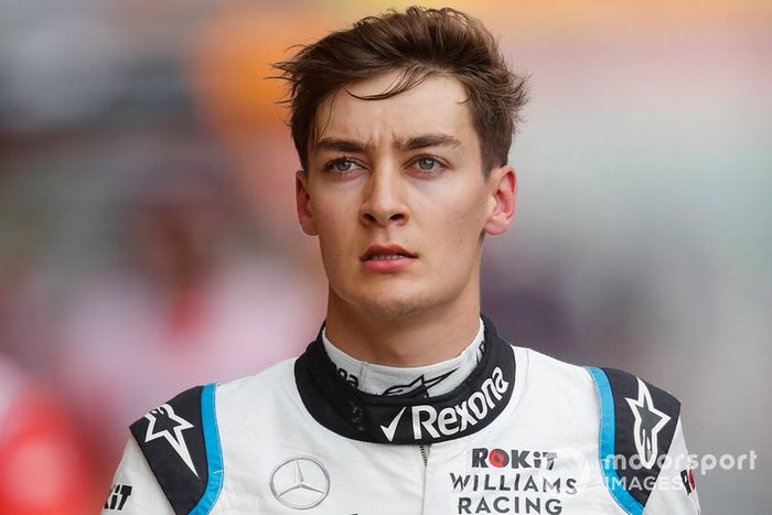 George Russell, Williams Racing regresa al garaje después de estrellarse en el FP3