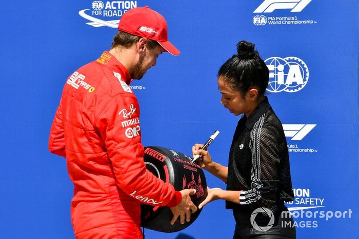 Sebastian Vettel, de la actriz Liza Koshy, recibe el premio Pirelli Pole Position Award