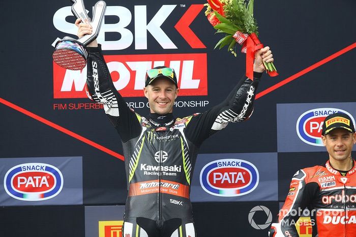 Podio: Jonathan Rea, ganador de la carrera 1, Kawasaki Racing Team
