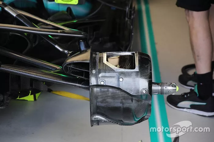 Detalle técnico del montaje de la rueda delantera del Mercedes