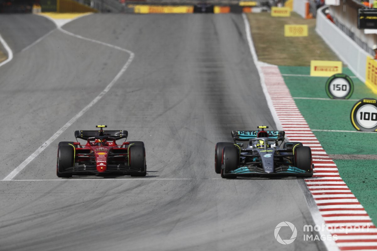 Carlos Sainz, Ferrari F1-75, battles with Lewis Hamilton, Mercedes W13