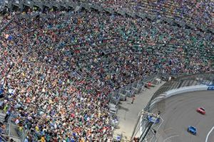 NASCAR-Fans auf der Haupttribüne am Kansas Speedway in Kansas City