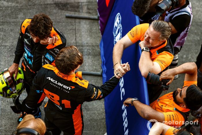 Zak Brown, CEO, McLaren Racing, felicita a Oscar Piastri, McLaren, Lando Norris, McLaren, en Parc Ferme tras la Calificación