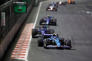 Pierre Gasly, Alpine A523, Alex Albon, Williams FW45, Logan Sargeant, Williams FW45