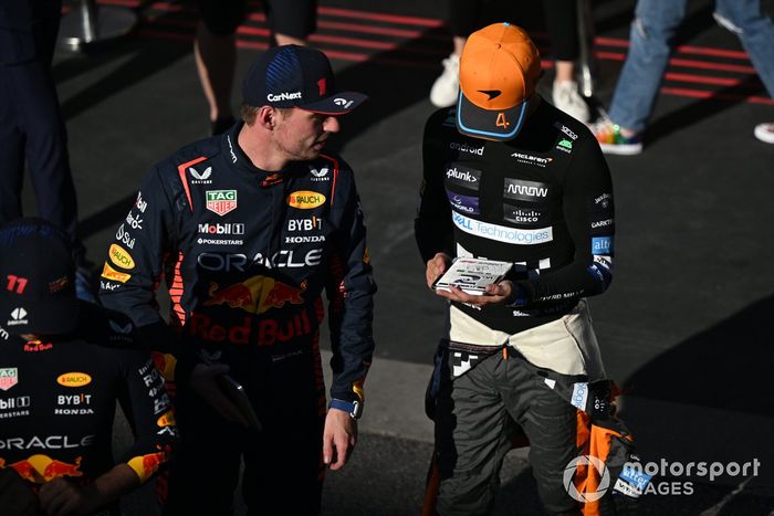 Max Verstappen, Red Bull Racing, 1ª posición, Lando Norris, McLaren, 2ª posición, abandonan el podio de la carrera Sprint.