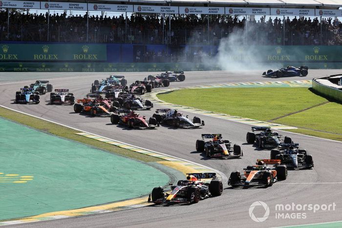 Max Verstappen, Red Bull Racing RB19, Lando Norris, McLaren MCL60, George Russell, Mercedes F1 W14, Lewis Hamilton, Mercedes F1 W14, Sergio Pérez, Red Bull Racing RB19, el resto del pelotón en la primera vuelta de la carrera Sprint.